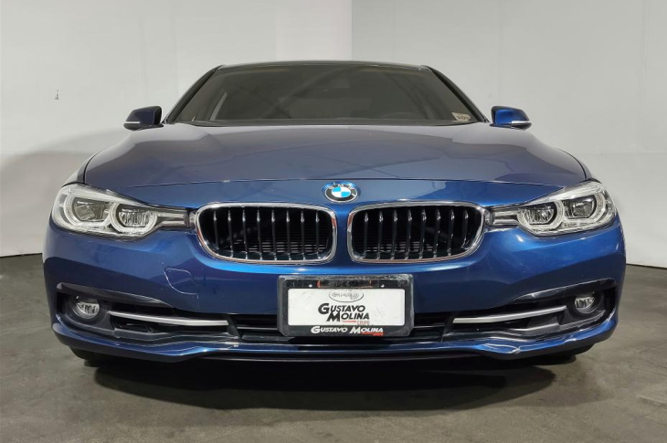 BMW 318I 2018 36,500 kms.