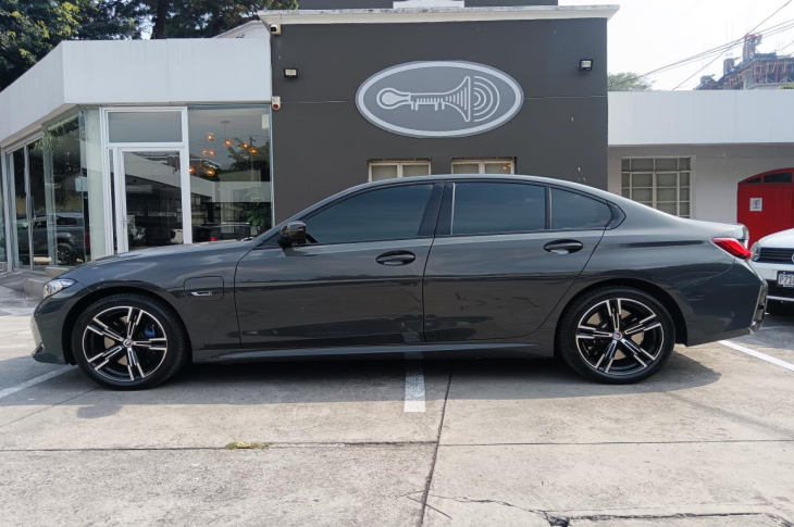 BMW 330e 2023 21,566 kms.
