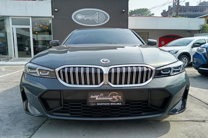 BMW 330e 2023 21,566 kms.