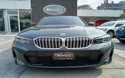 BMW 330e 2023 21,566 kms.