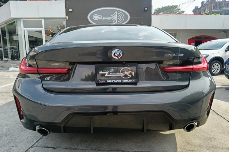 BMW 330e 2023 21,566 kms.
