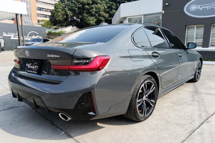 BMW 330e 2023 21,566 kms.