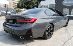 BMW 330e 2023 21,566 kms.