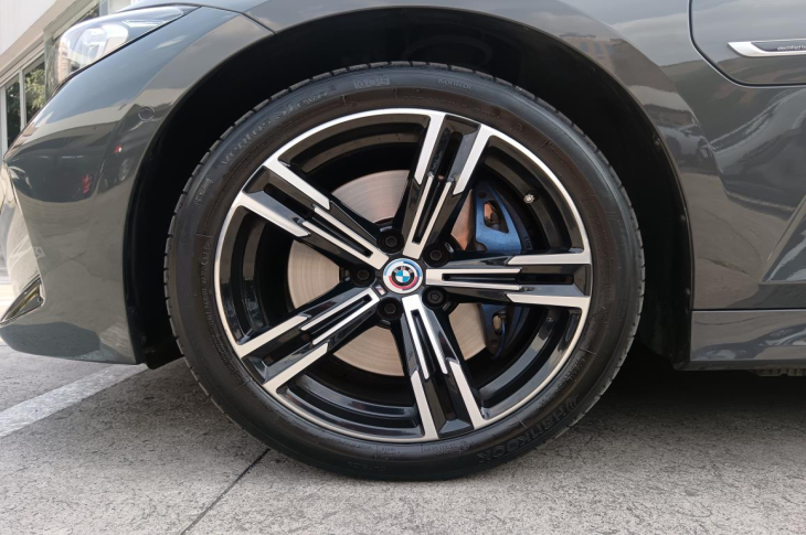 BMW 330e 2023 21,566 kms.
