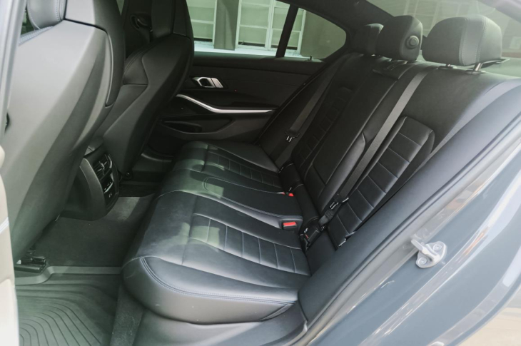 BMW 330e 2023 21,566 kms.