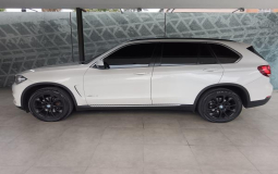 BMW X5 XDRIVE30D 2014 105,012 kms.