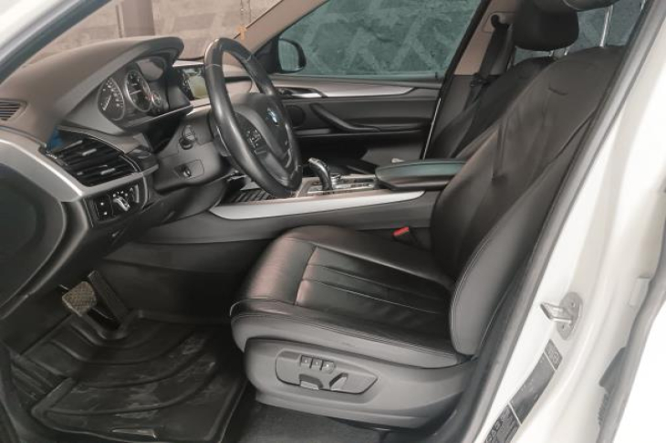 BMW X5 XDRIVE30D 2014 105,012 kms.