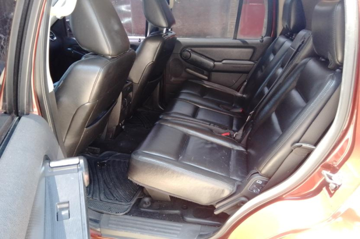 FORD EXPLORER XLT 2010 141,000 kms.