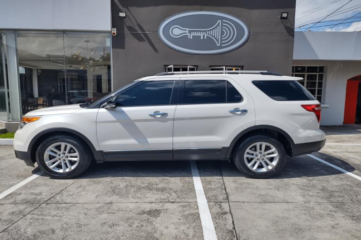 FORD EXPLORER XLT 2012 105,387 kms.