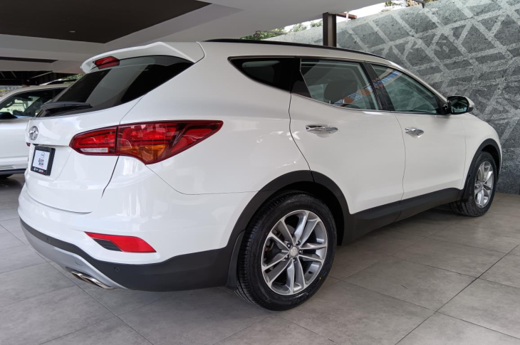 HYUNDAI SANTA FE GLS 2017 57,757 kms.