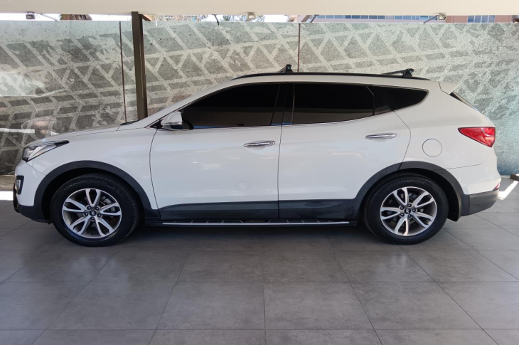 HYUNDAI SANTA FE 2015 89,703 kms.