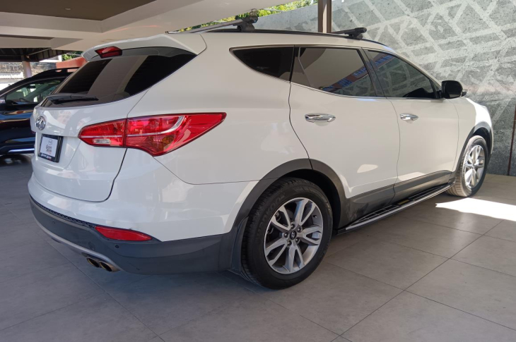 HYUNDAI SANTA FE 2015 89,703 kms.