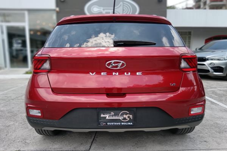 HYUNDAI VENUE 2024 34,408 kms.