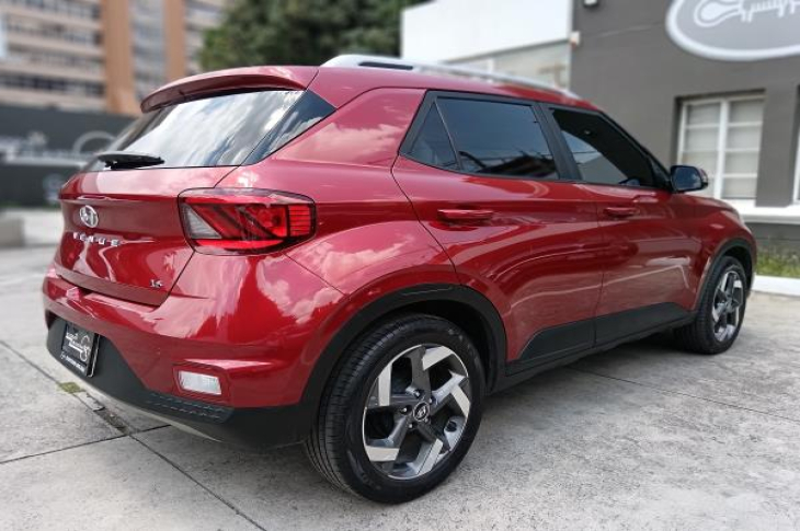 HYUNDAI VENUE 2024 34,408 kms.