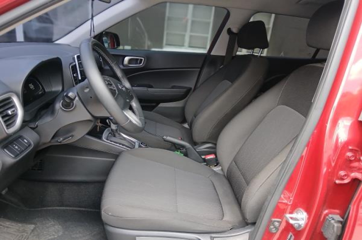 HYUNDAI VENUE 2024 34,408 kms.