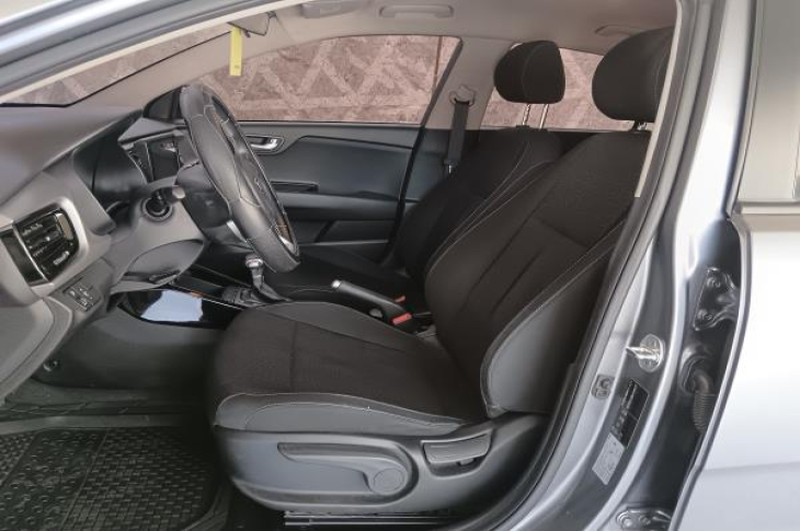 KIA RIO EX 2019 102,709 kms.