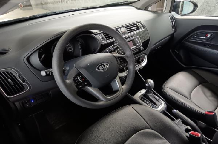 KIA RIO LX 2016 33,653 kms.