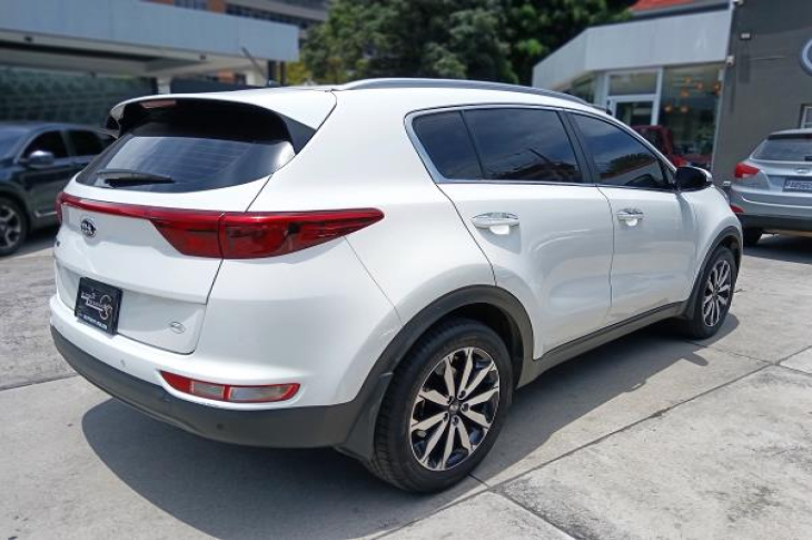 KIA SPORTAGE EX 2018 97,520 kms.