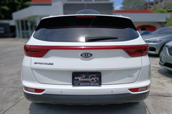 KIA SPORTAGE EX 2018 97,520 kms.