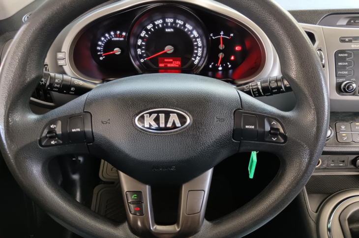 KIA SPORTAGE LX 2015 86,859 kms.