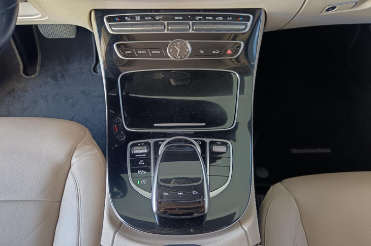 MERCEDES-BENZ E 250 2.0L T/A GAS 2017 55,357 kms.