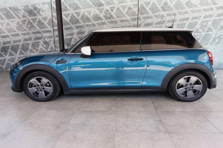 MINI COOPER HATCH 2022 20,625 kms.