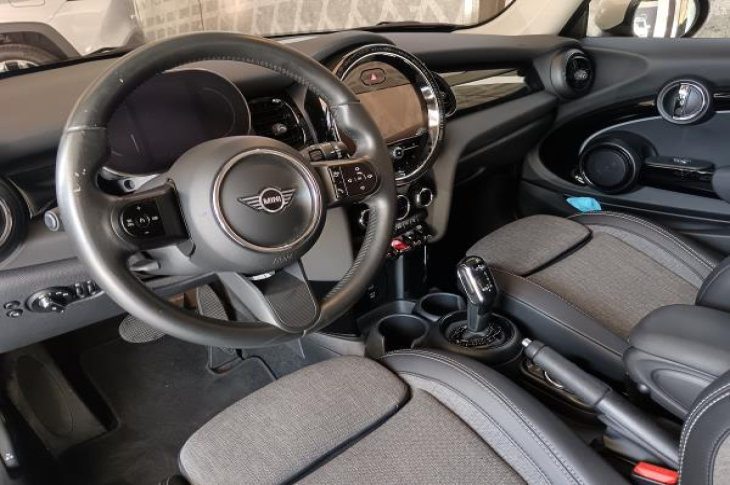 MINI COOPER HATCH 2022 20,625 kms.