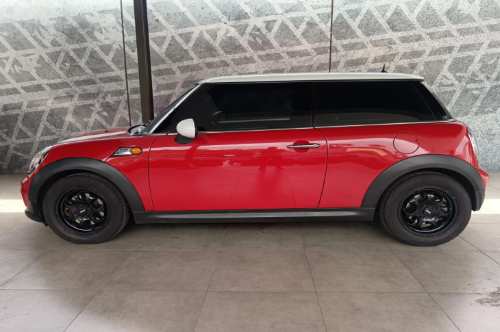 MINI COOPER 2013 93,313 kms.