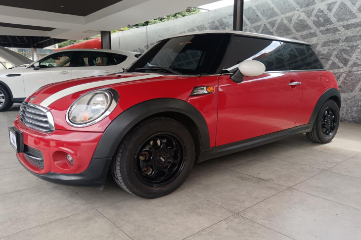 MINI COOPER 2013 93,313 kms.