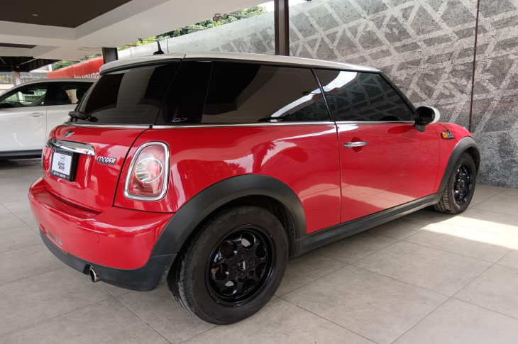 MINI COOPER 2013 93,313 kms.