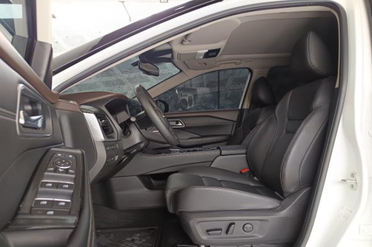 NISSAN X-TRAIL e-POWER e-4 2025 4,617 kms.