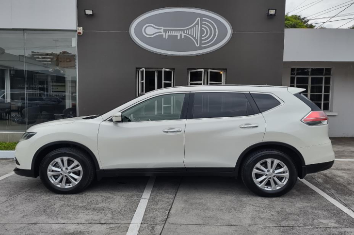 NISSAN X-TRAIL 2017 93,961 kms.