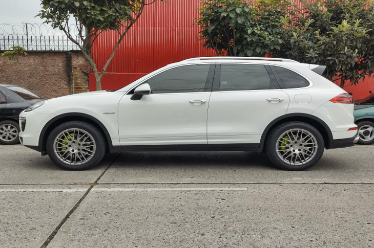 PORSCHE CAYENNE S E HYBRID 2016 91,800 kms.