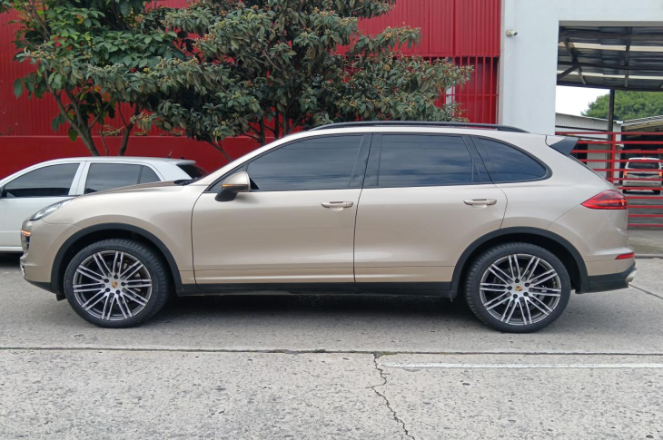 PORSCHE CAYENNE TIPTRONIC 2016 87,380 kms.