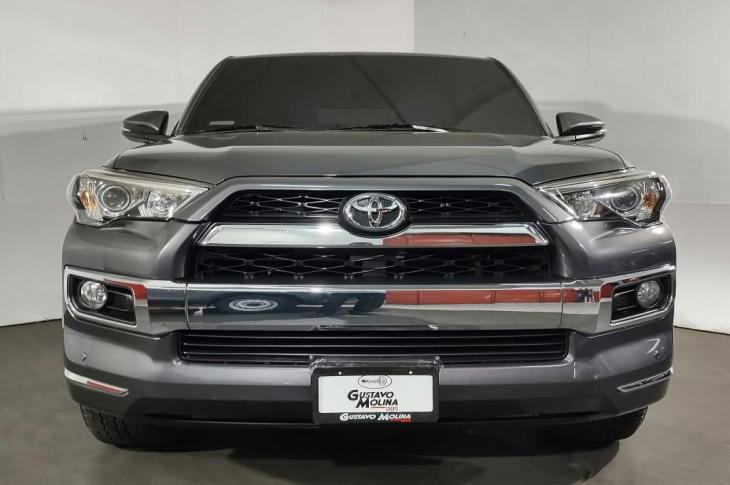 TOYOTA 4 RUNNER 2017 64,600 kms.