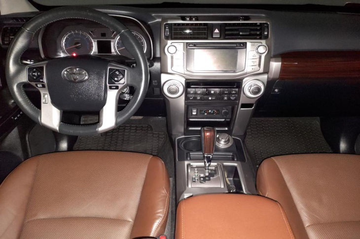 TOYOTA 4 RUNNER 2017 64,600 kms.