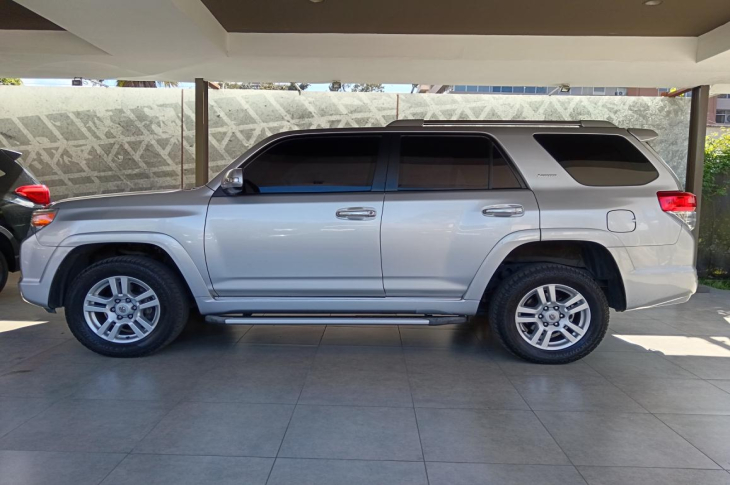 TOYOTA 4RUNNER 2012 94,063 kms.