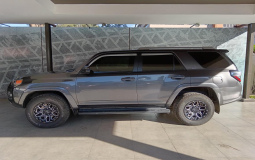 TOYOTA 4RUNNER 2015 109,434 kms.