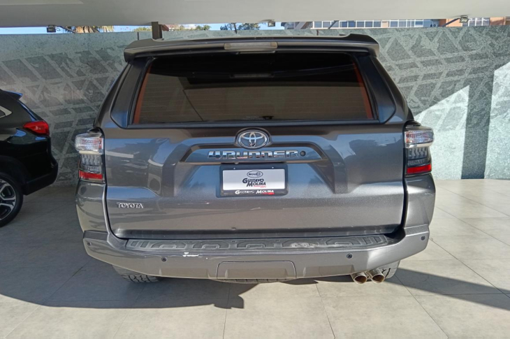 TOYOTA 4RUNNER 2015 109,434 kms.