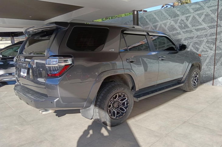 TOYOTA 4RUNNER 2015 109,434 kms.