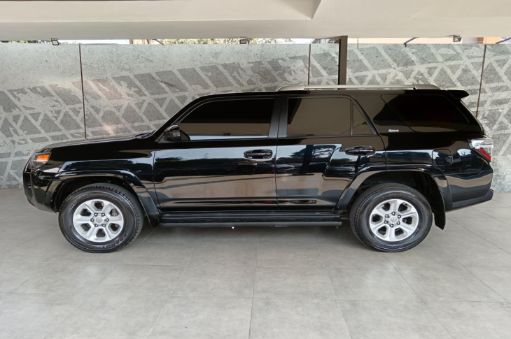 TOYOTA 4RUNNER 2022 61,569 kms.