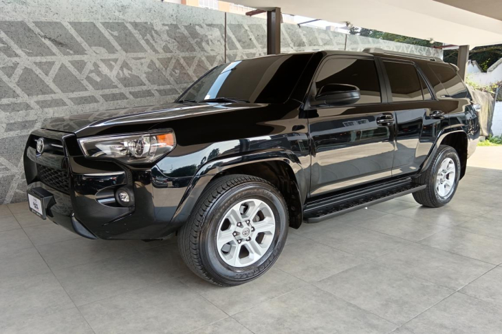 TOYOTA 4RUNNER 2022 61,569 kms.