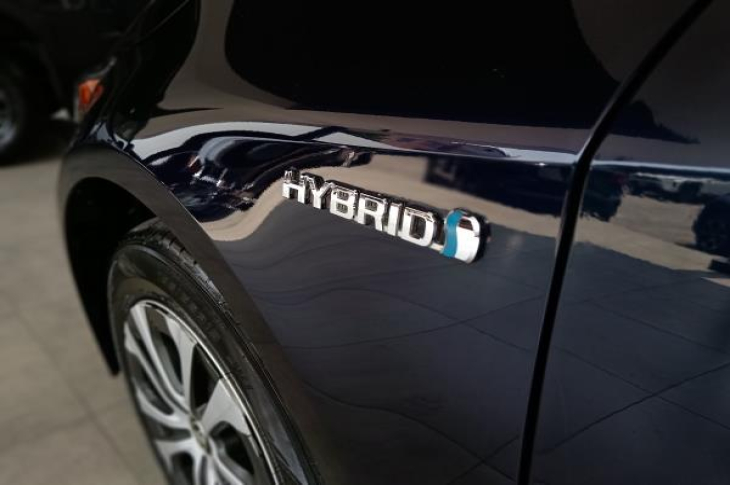 TOYOTA COROLLA HYBRID 2022 17,895 kms.