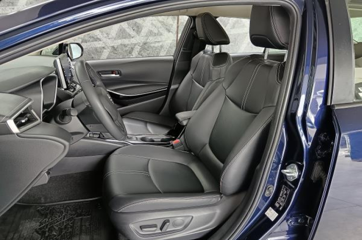 TOYOTA COROLLA HYBRID 2022 17,895 kms.