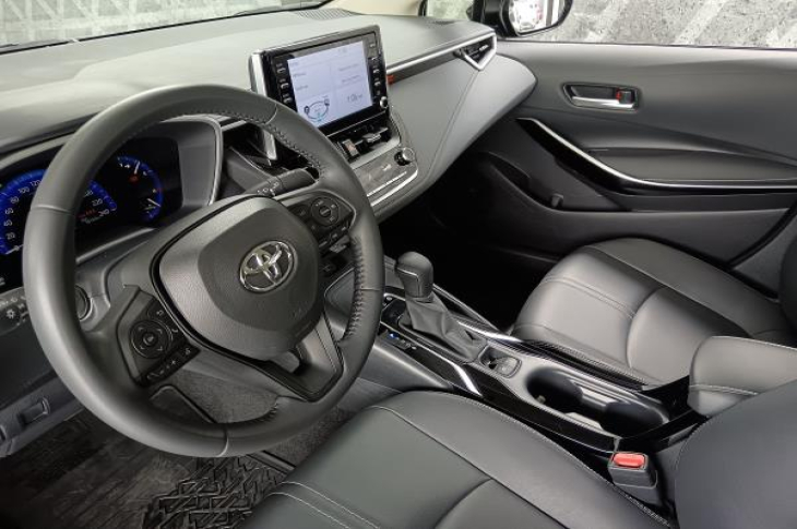 TOYOTA COROLLA HYBRID 2022 17,895 kms.