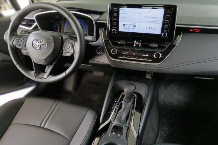 TOYOTA COROLLA HYBRID 2022 17,895 kms.