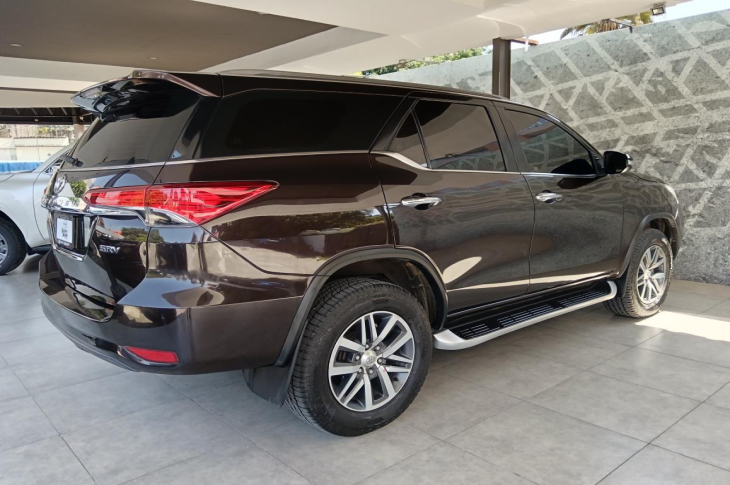 TOYOTA FORTUNER 2019 89,768 kms.