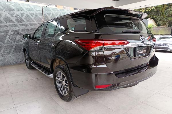 TOYOTA FORTUNER 2019 91,986 kms.