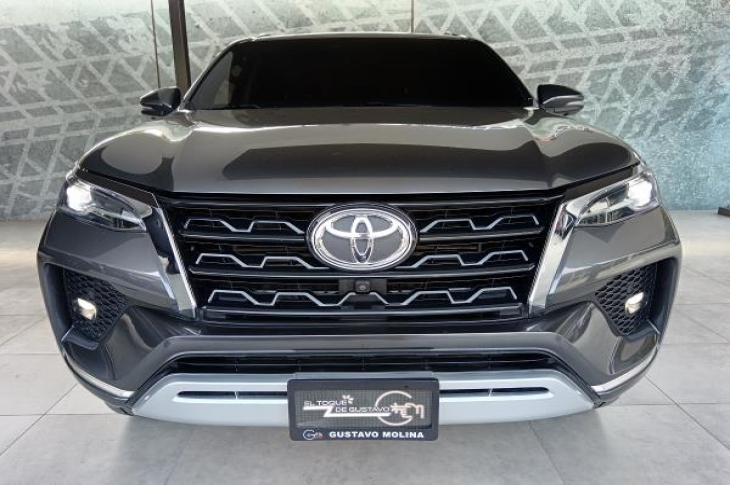 TOYOTA FORTUNER 2023 87,076 kms.