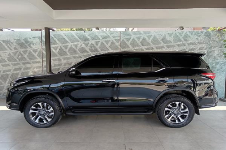TOYOTA FORTUNER 2025 2,550 kms.